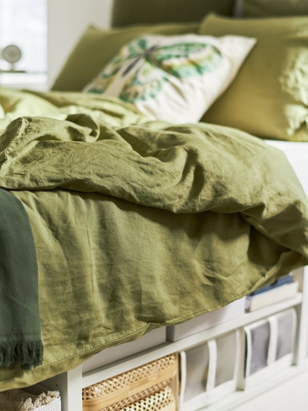 Zwei SKUBB Schuhboxen unter einem Bett verstaut.