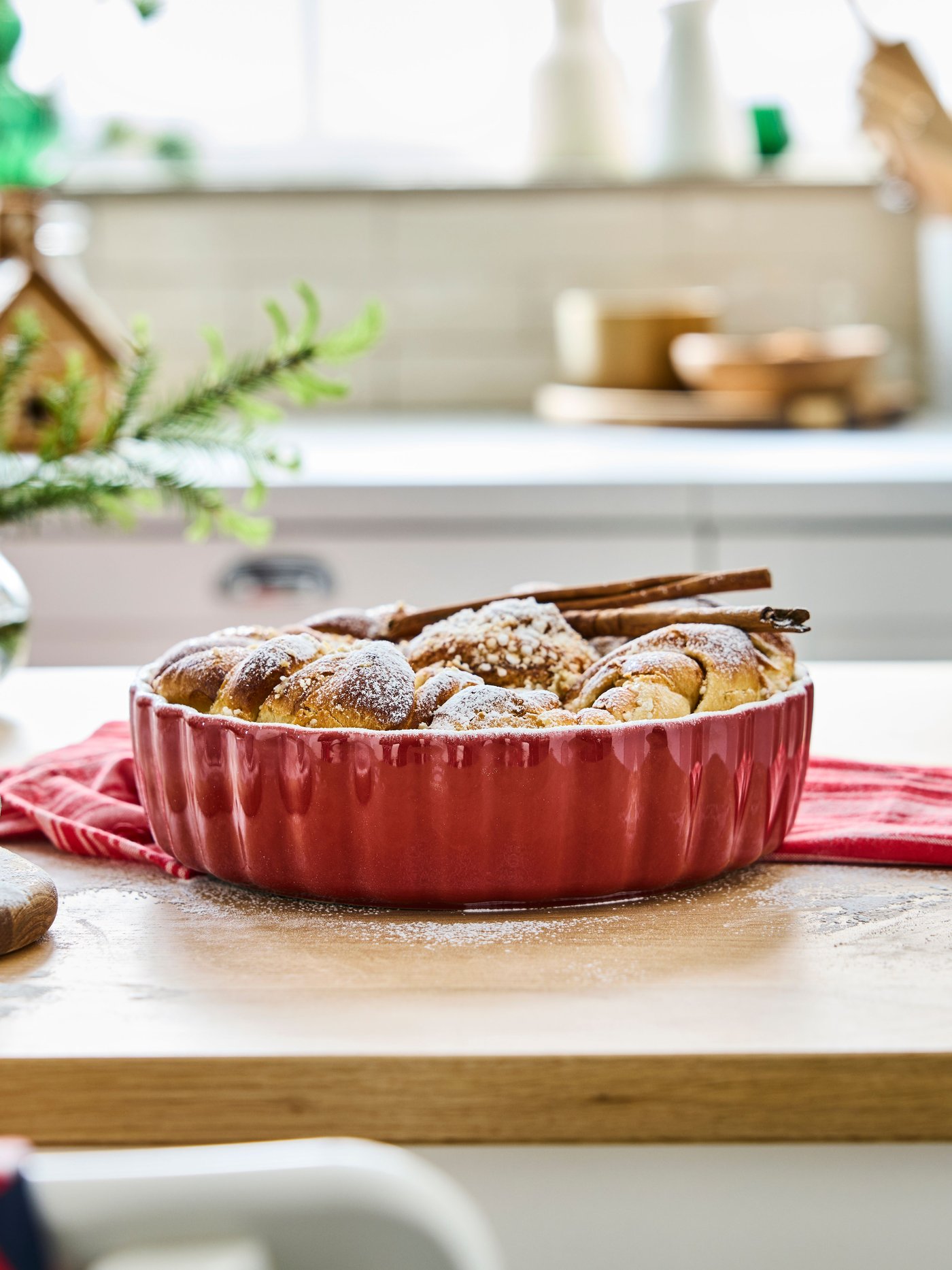 A red VINTERFINT pie dish