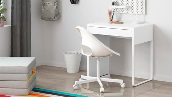 白で統一された学習机と椅子のイメージ