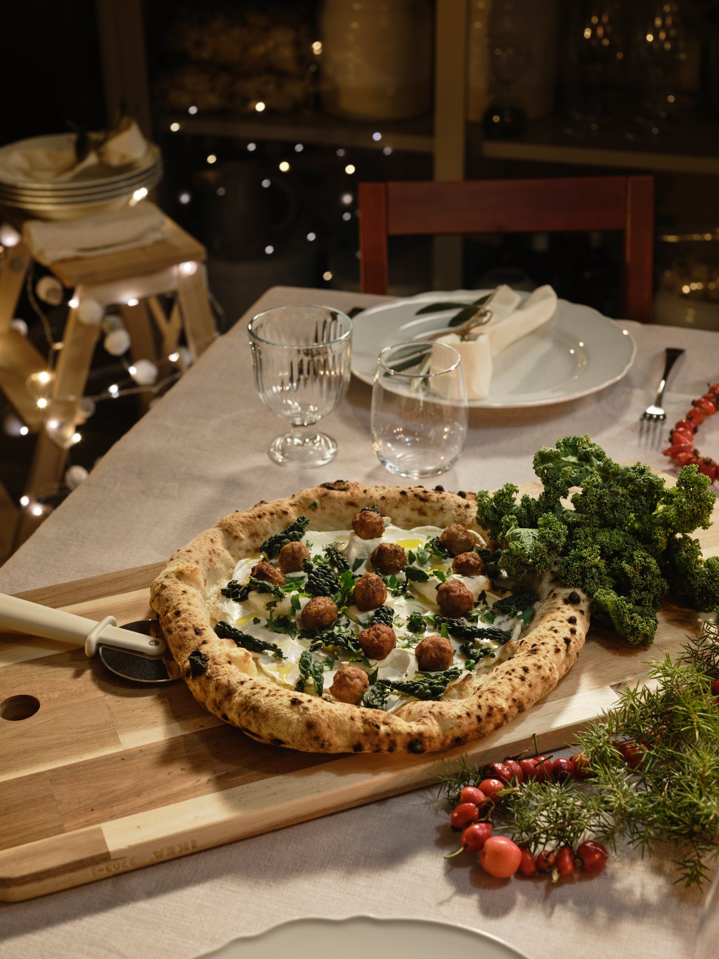 Pizza på en SKOGSTA träskärbräda.