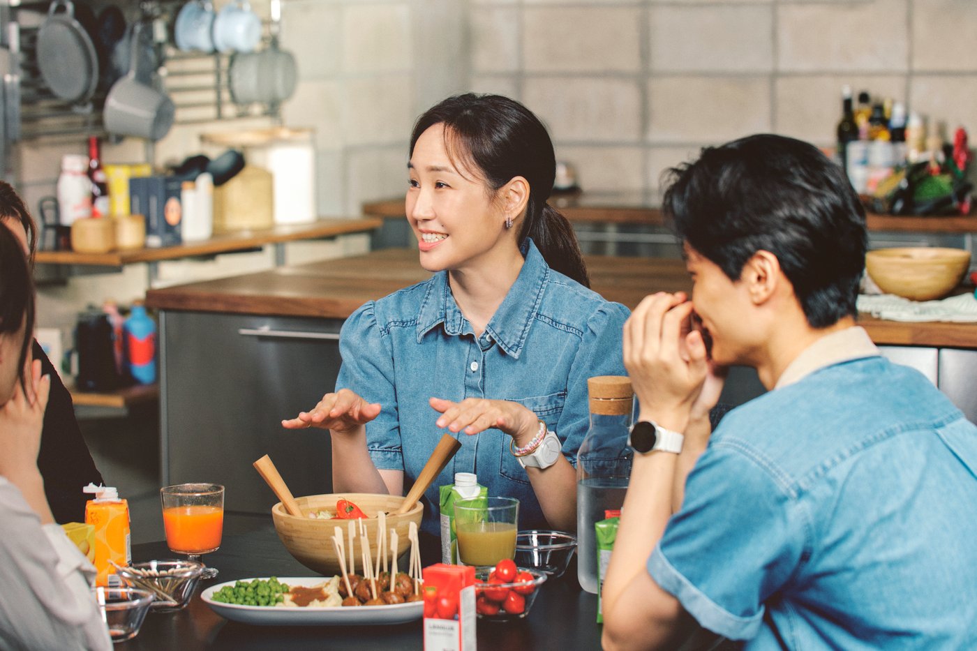 식사자리에서 이야기 하고 있는 사람들