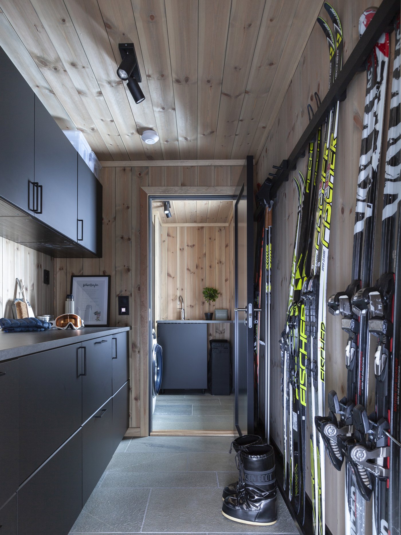 Smarte løsninger til ski og klær på hytta.