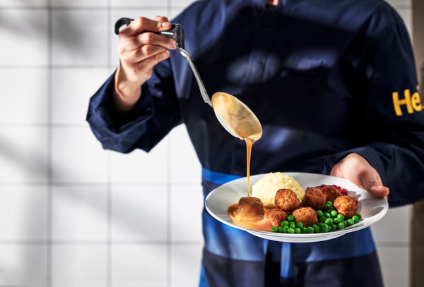 A mashed potatoes green peas /cream sauce and lingonberry jam 8 piece Chicken balls mash peas/crm sauce lingnbrry jam 8p Chicken meatballs