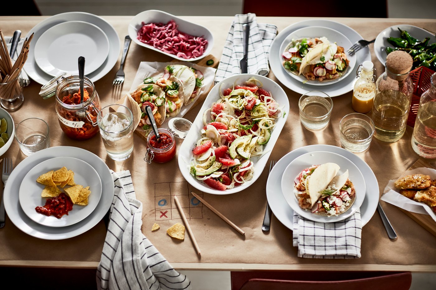 Un service de couverts DRAGON 24 pièces en acier inoxydable dans la salle à manger