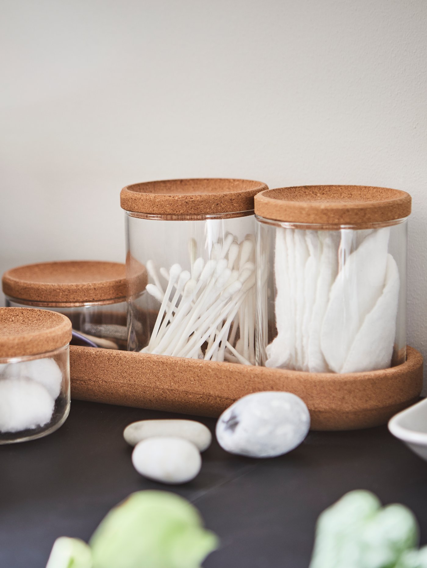 Skleněné dózy SAXBORGA s korkovým víčkem, naplněné vatovými tampony a vatovými tyčinkami v koupelně.