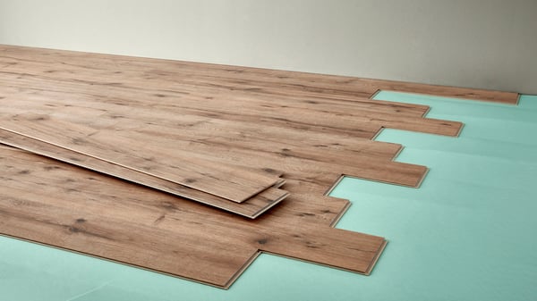 Et TUNDRA laminatgulv med eikeeffekt og antikk effekt.