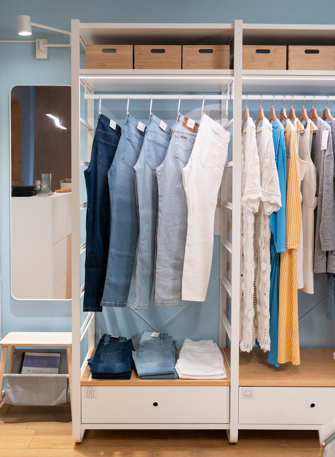 Struttura ELVARLI con indumenti appesi, specchio LINDBYN e lampada NYMÅNE.