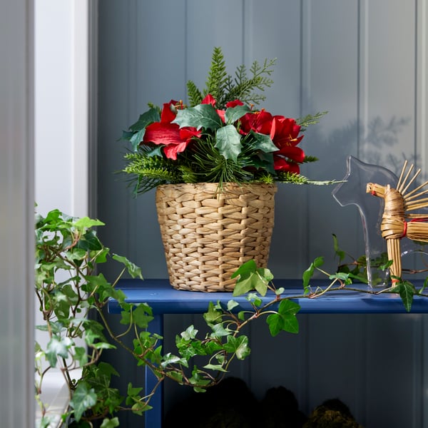 An in/outdoor/arrangement red VINTERFINT artificial potted plant