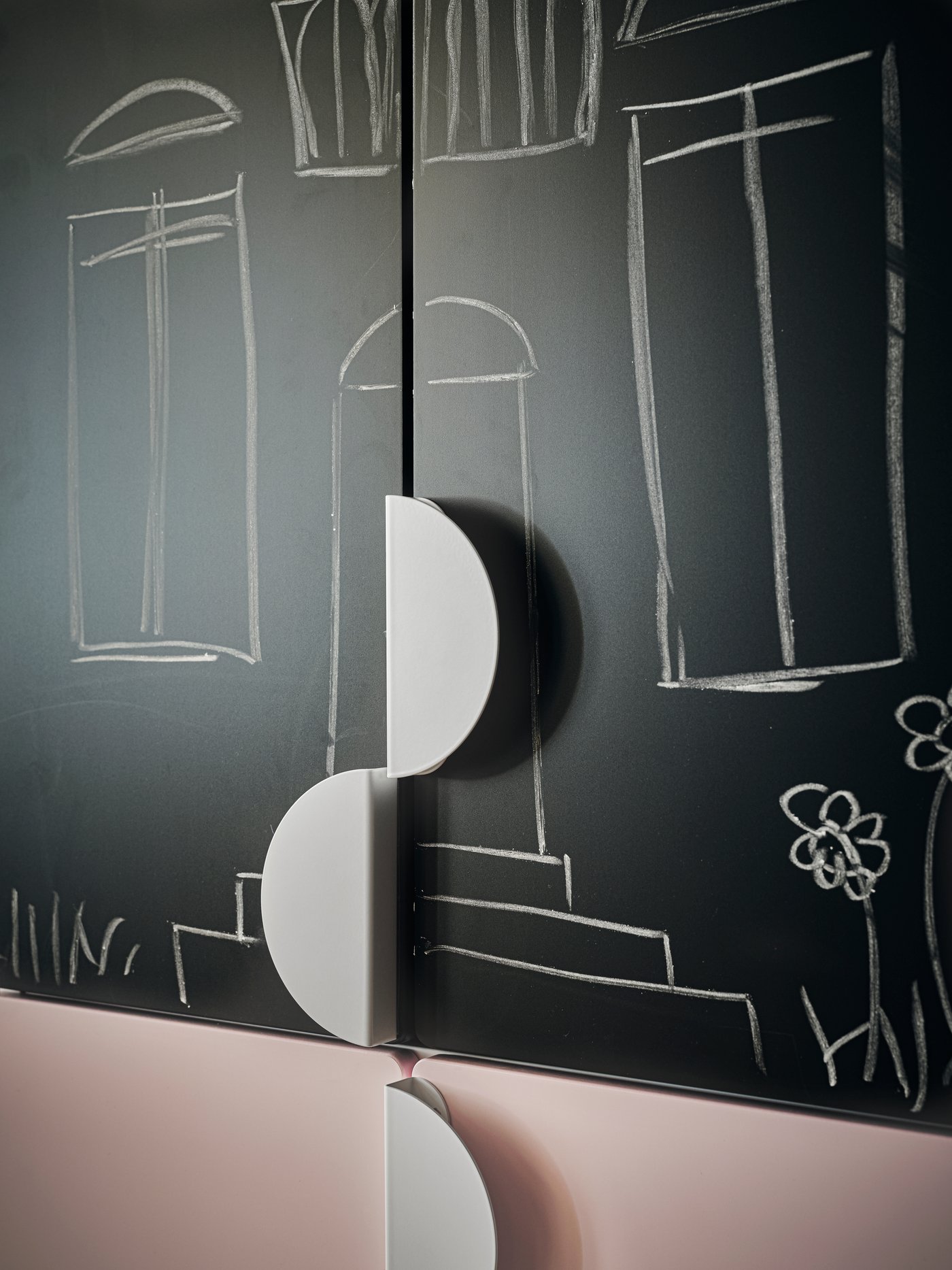 Two SMÅSTAD wardrobe doors, one with a blackboard finish and one in pink, finished with white BEGRIPA handles.