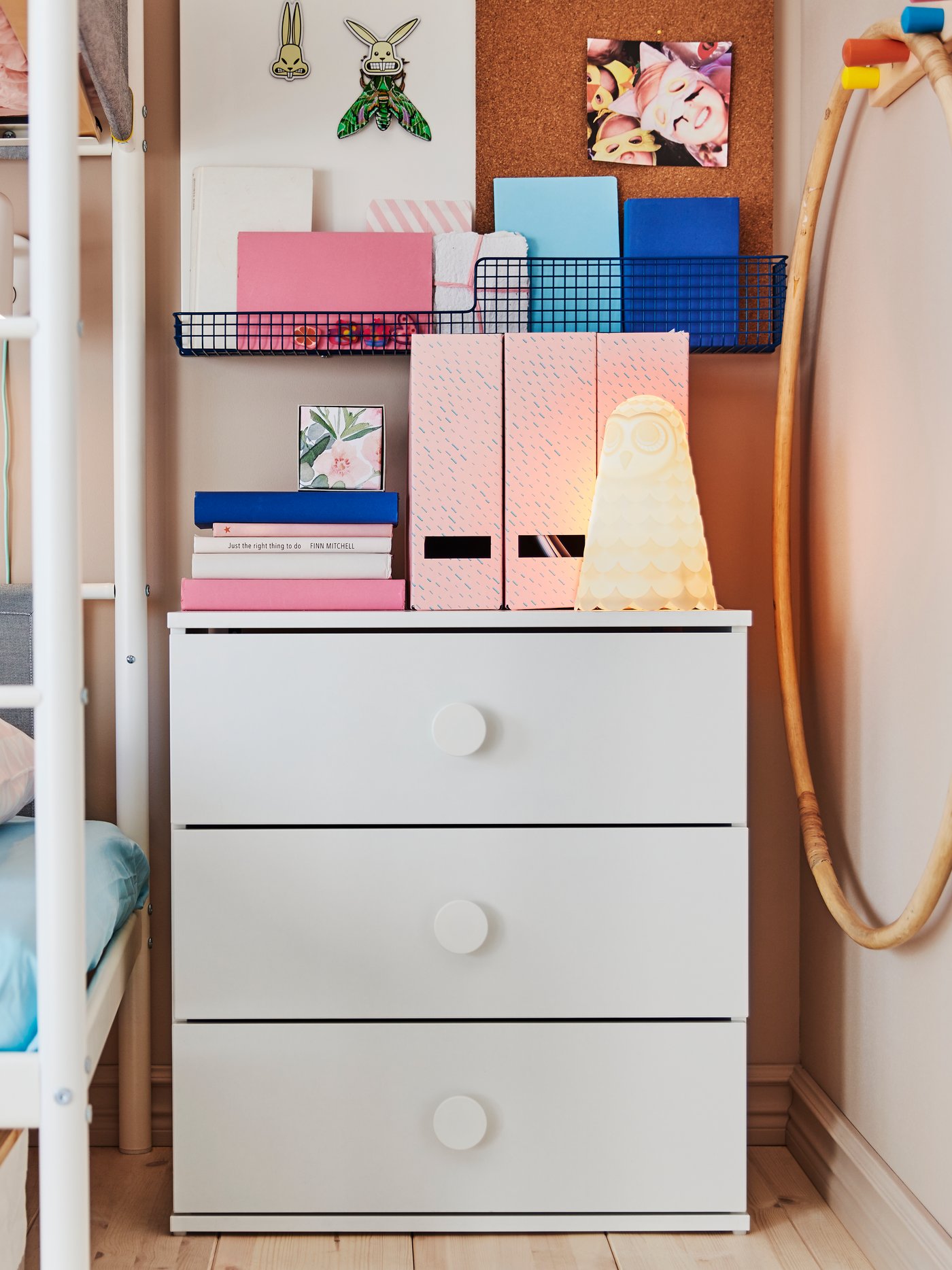 Bel predalnik, na katerem so organizatorji in knjige.