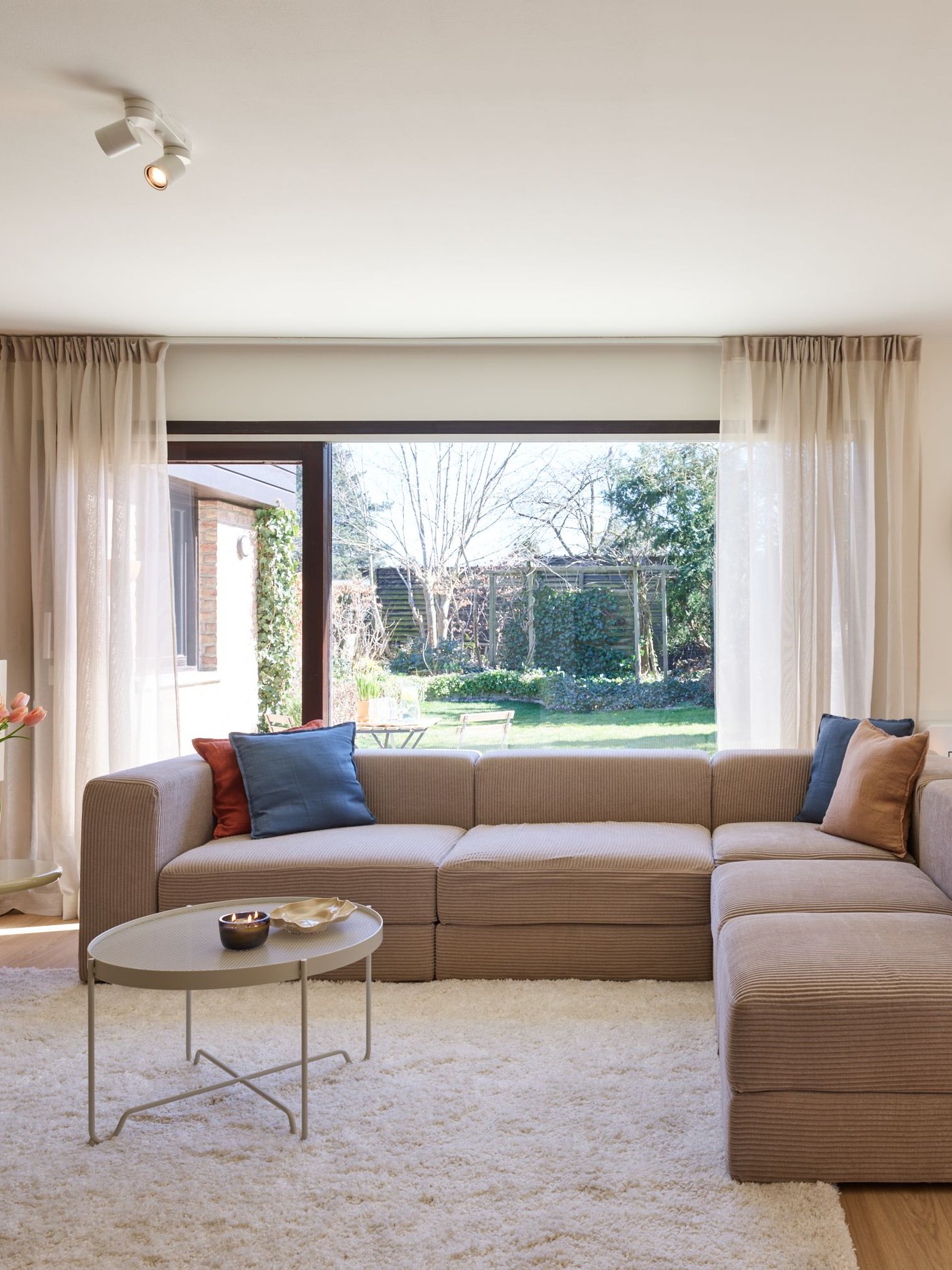 Een blauwgrijze LAGERPOPPEL kussenhoes