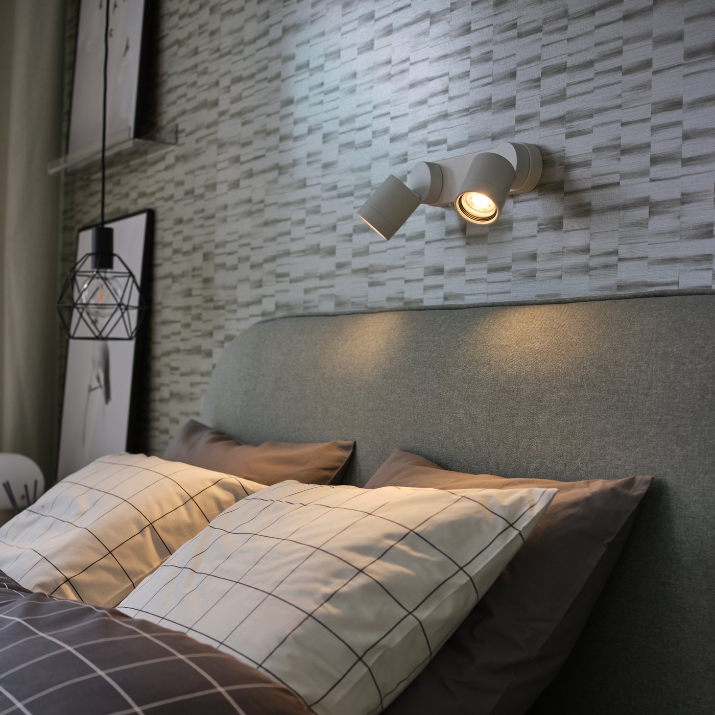 Bombilla LED con base GU10, 600 lúmenes y función de atenuación cálida, en un dormitorio.