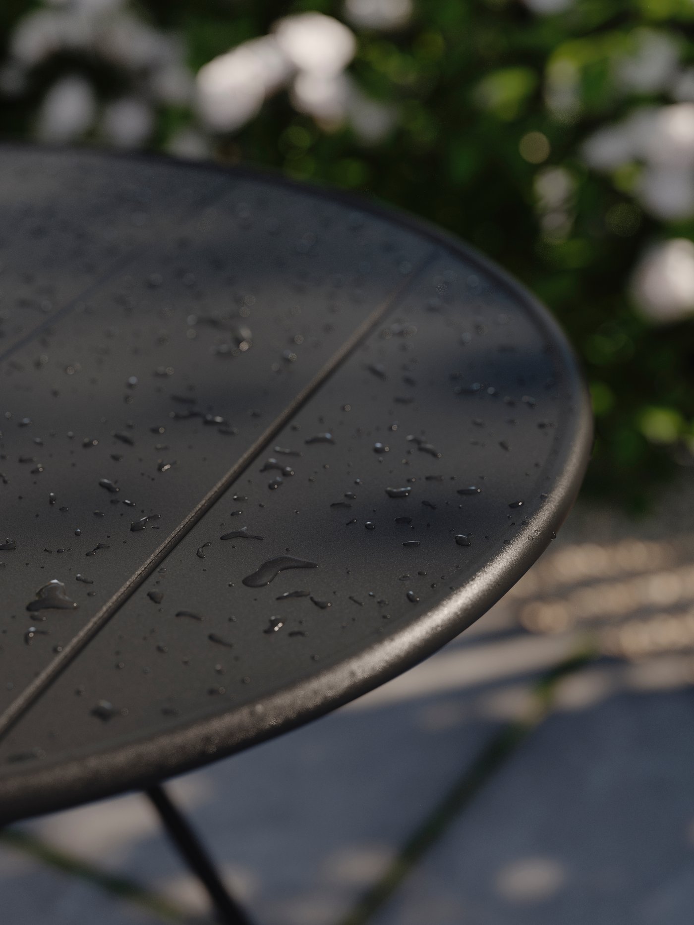 An anthracite outdoor SUNDSÖ table