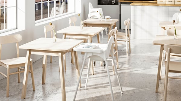 Une chaise haute ANTILOP blanche/blanche avec plateau