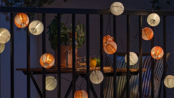 A solar-powered globe/orange pink SOLVINDEN LED lighting chain with 24 lights