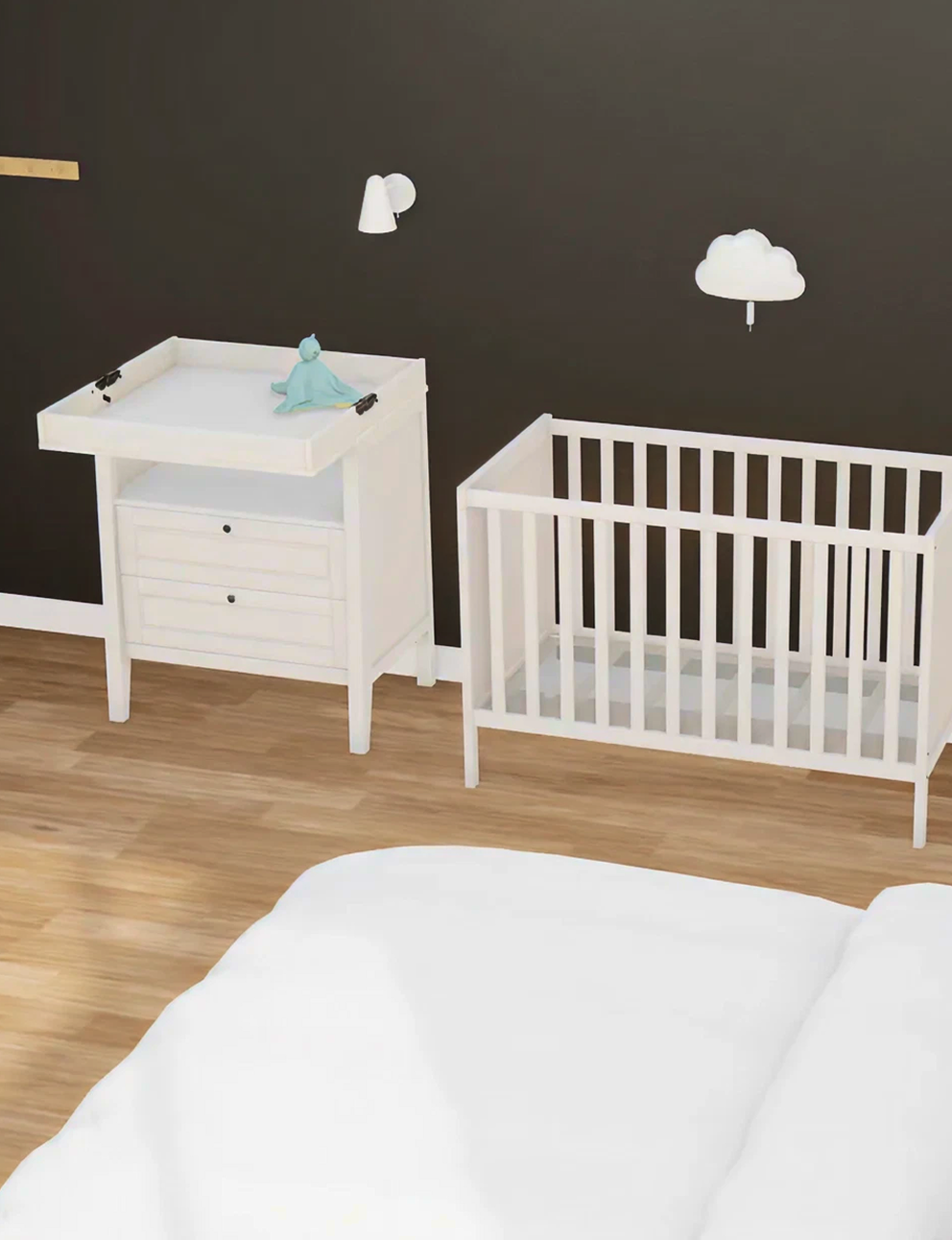 Beruhigendes Eltern-Baby-Zimmer, geplant mit dem IKEA Kreativ 3D-Raumplaner. Babybett, Wickelkommode und dunkle Wand mit Wolken-Dekoration.
