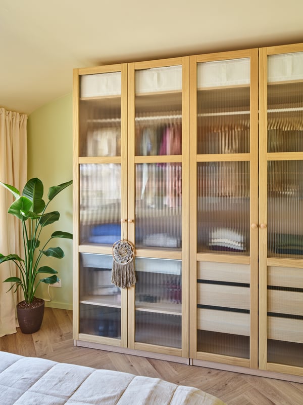 Een eiken plank met wit gebeitst effect KOMPLEMENT