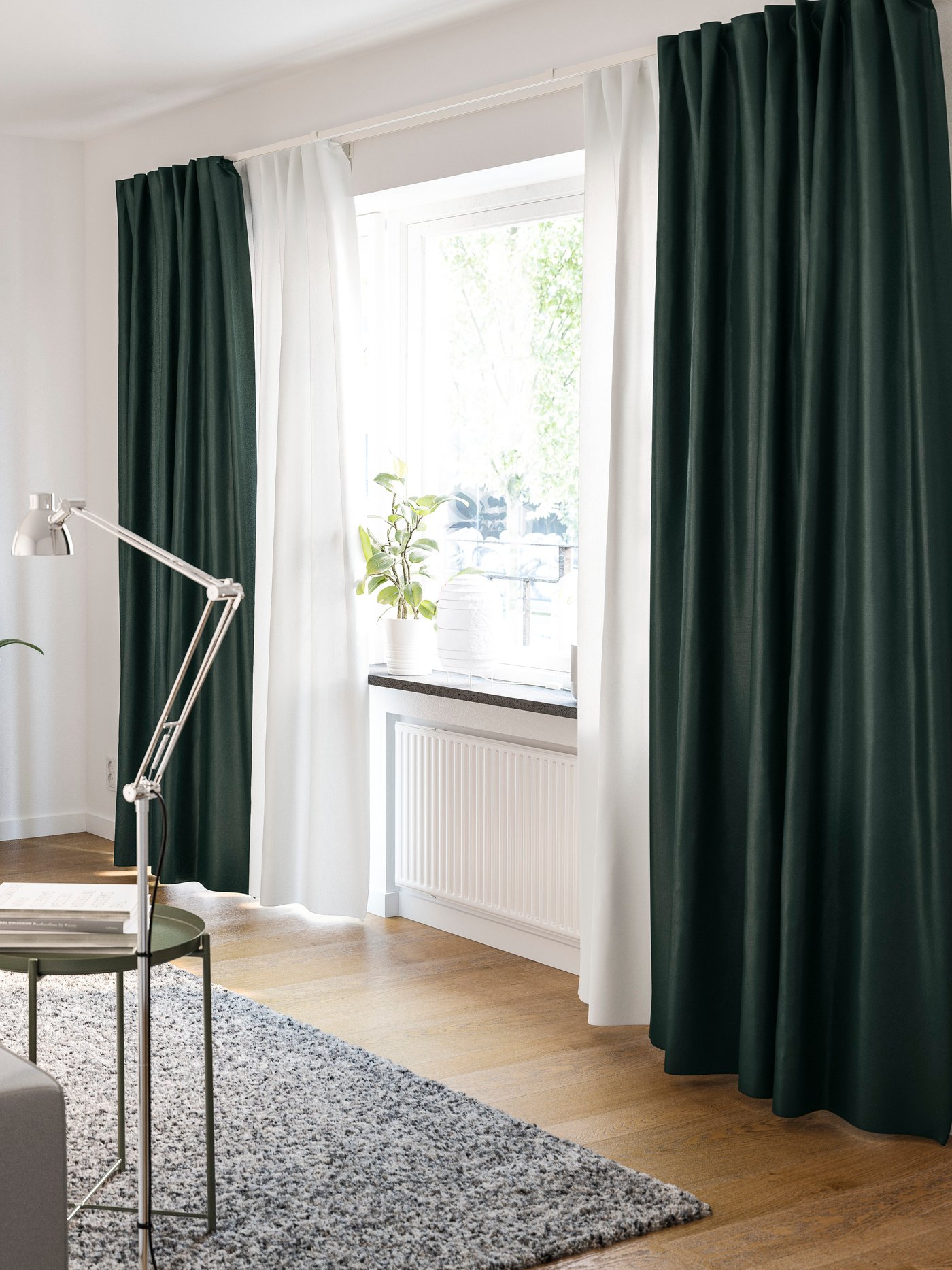 2 Vorhänge hintereinander an einer Wohnzimmerwand mit einer VIDGA Gardinenschiene befestigt.