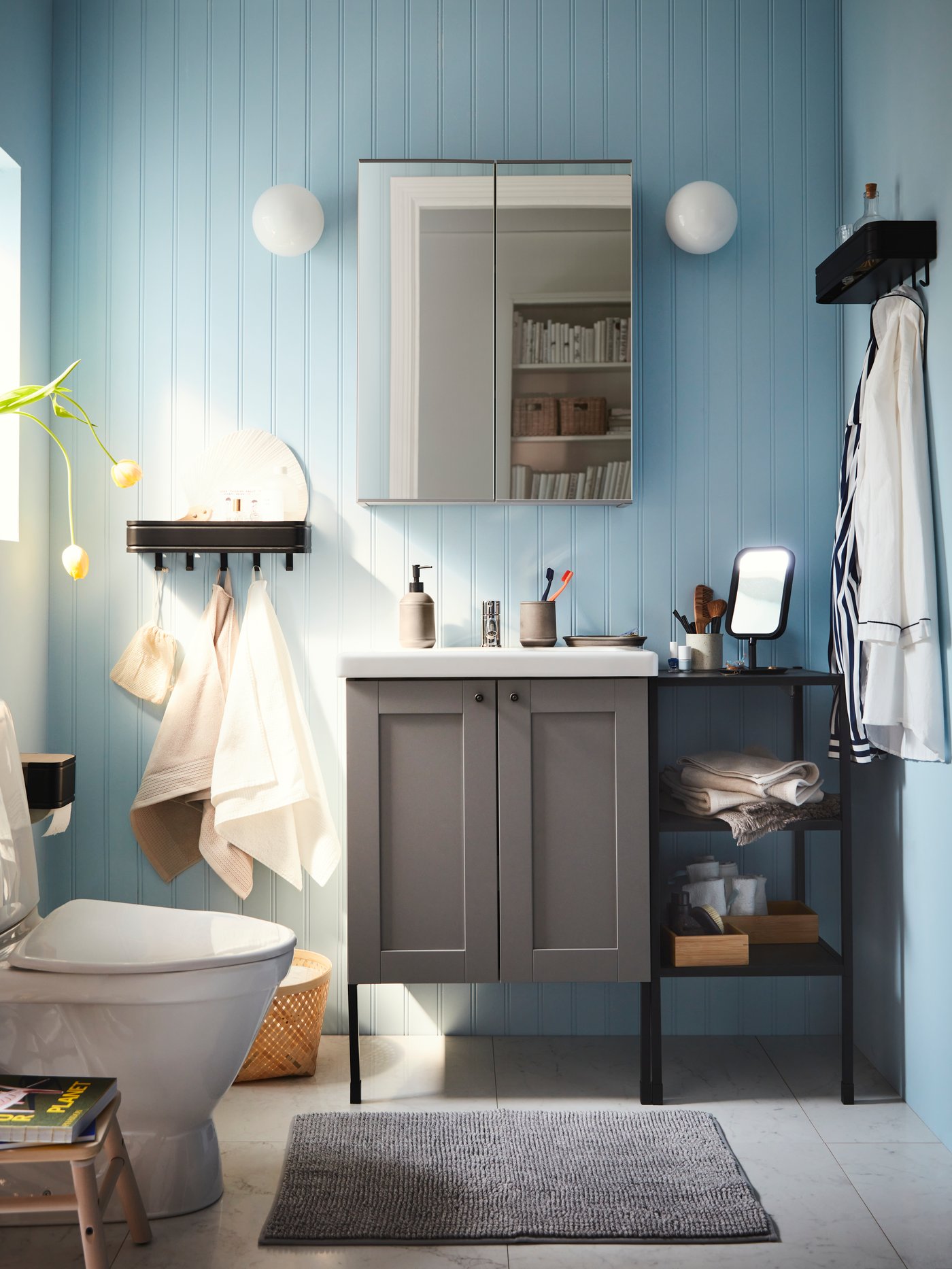 Un baño pequeño con muebles ENHET y un espejo sobre el lavamanos.