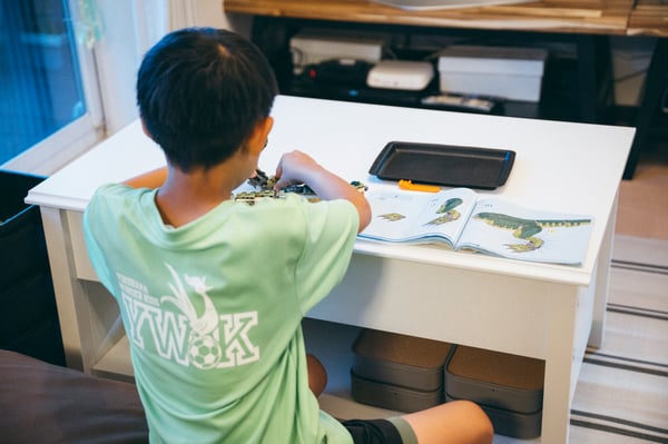 コーヒーテーブルの前に座るお子さん