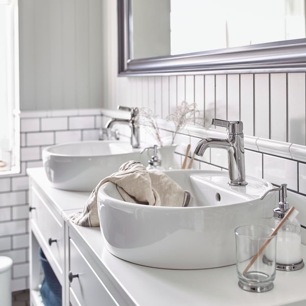 A glass BALUNGEN mug in the bathroom