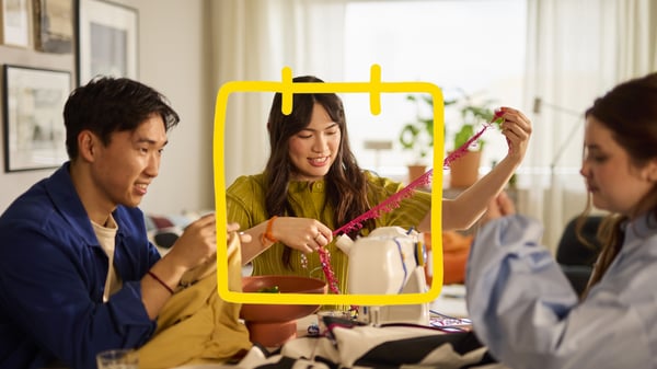 手芸を楽しんでいる人々。