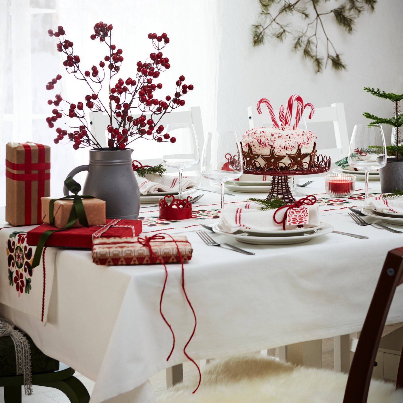 Ein weihnachtlich geschmückter Esstisch.
