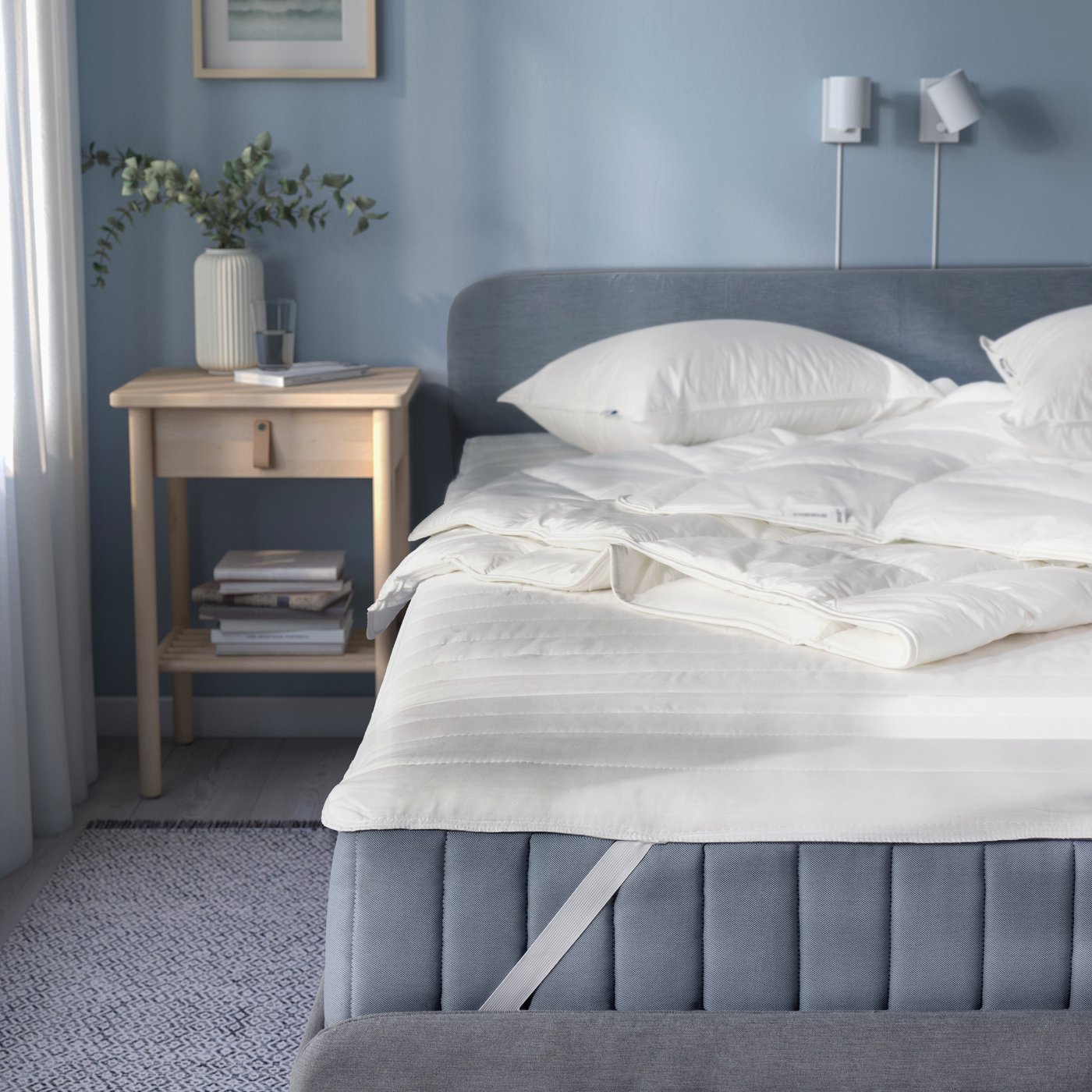 A LUDDROS mattress protector in the bedroom