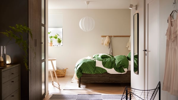 Struttura letto TONSTAD impiallacciata in rovere tinto marrone con vano contenitore