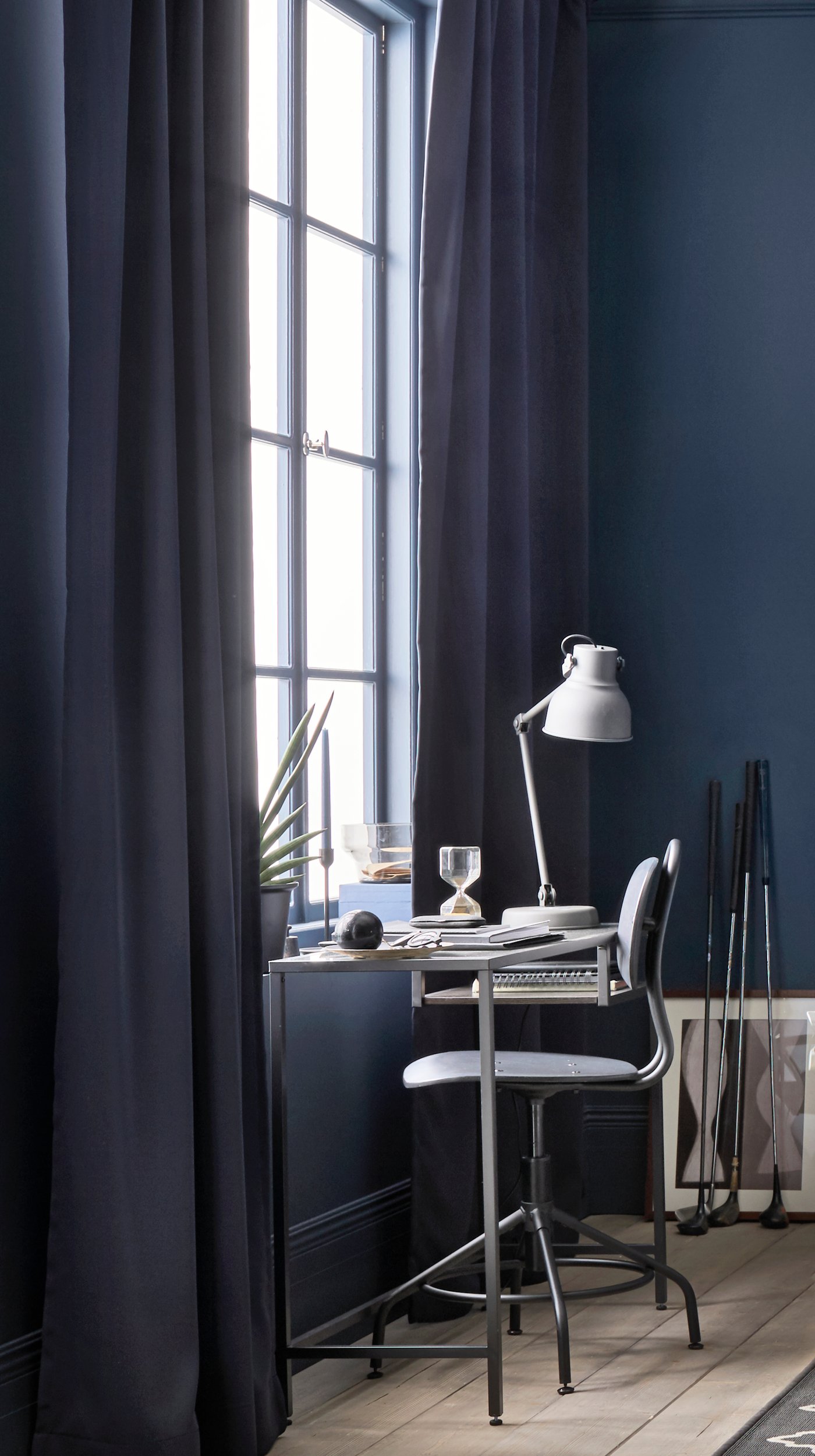 En beige HEKTAR arbetslampa med trådlös laddning i sovrummet.