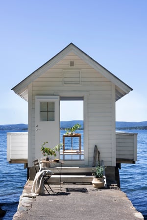 Ett svart/ljusbrunbetsat TÄRNÖ bord, för utomhusbruk.