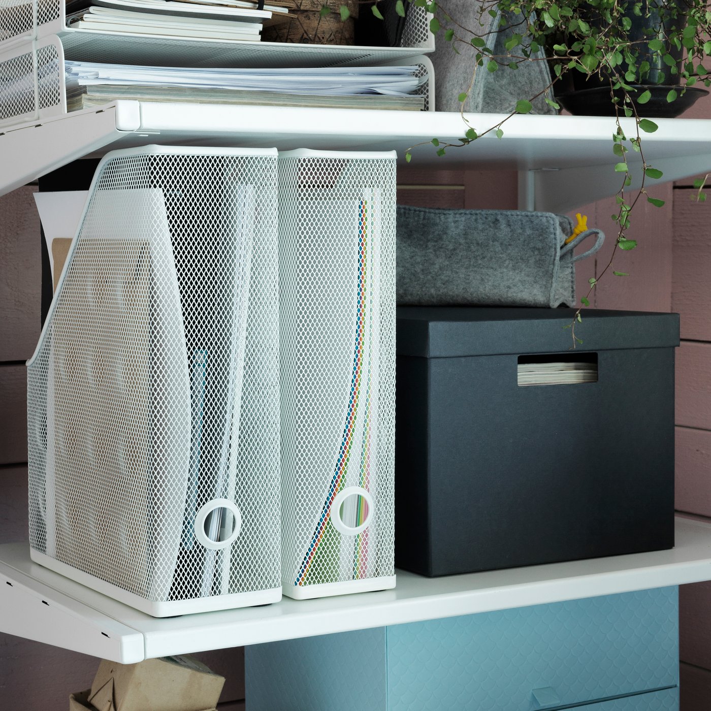 A white DRÖNJÖNS magazine file