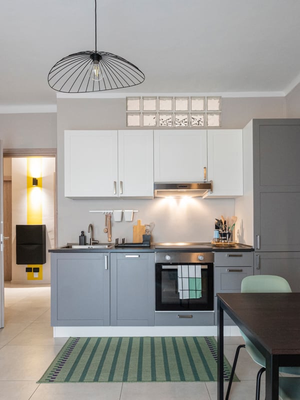 Interno di un appartamento con vista della cucina, della sala da pranzo e di parte del divano