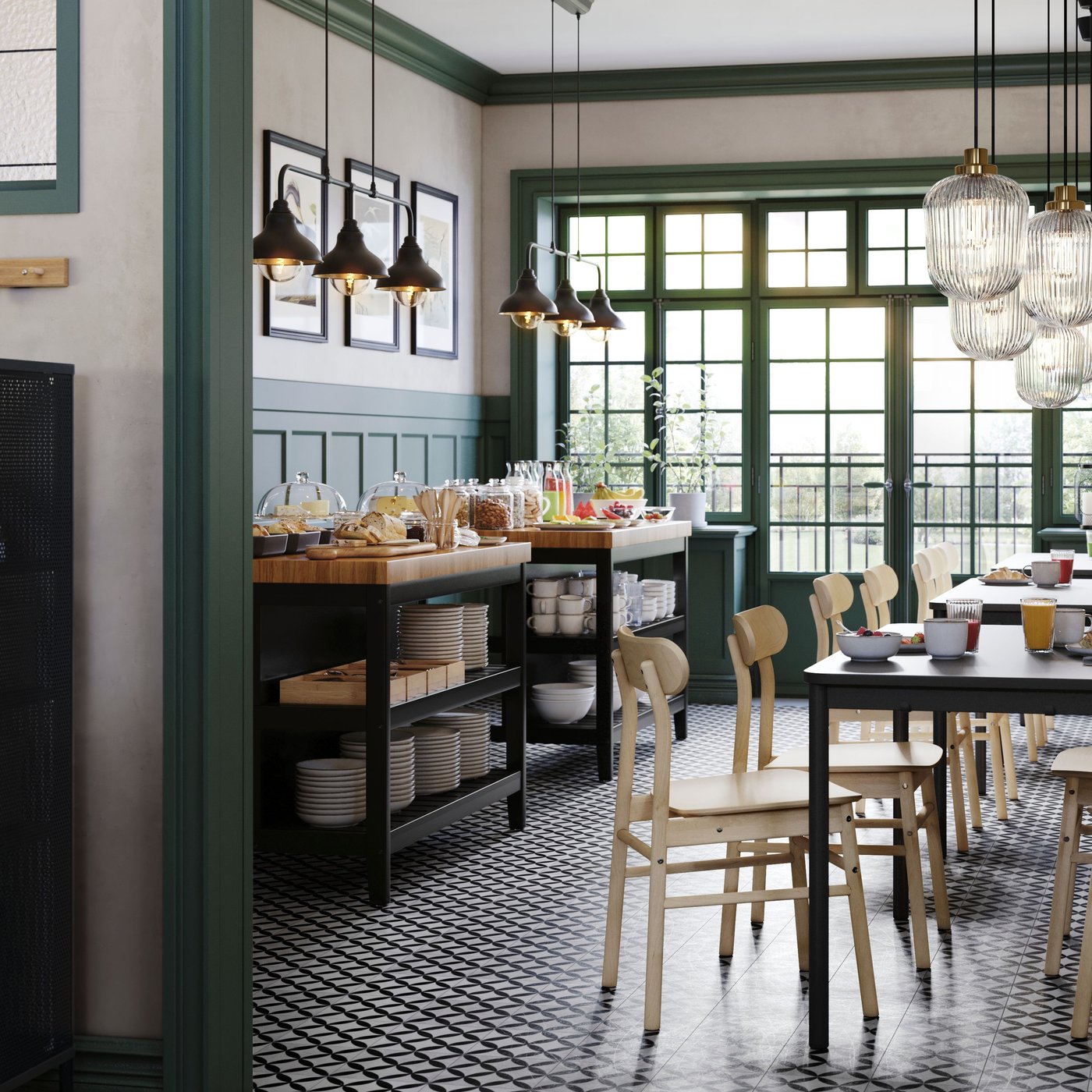 Ein Café mit grünen Wandpaneelen und TOMMARYD-Tischen, RÖNNINGE-Stühlen aus Birke und zwei VADHOLMA-Kücheninseln.