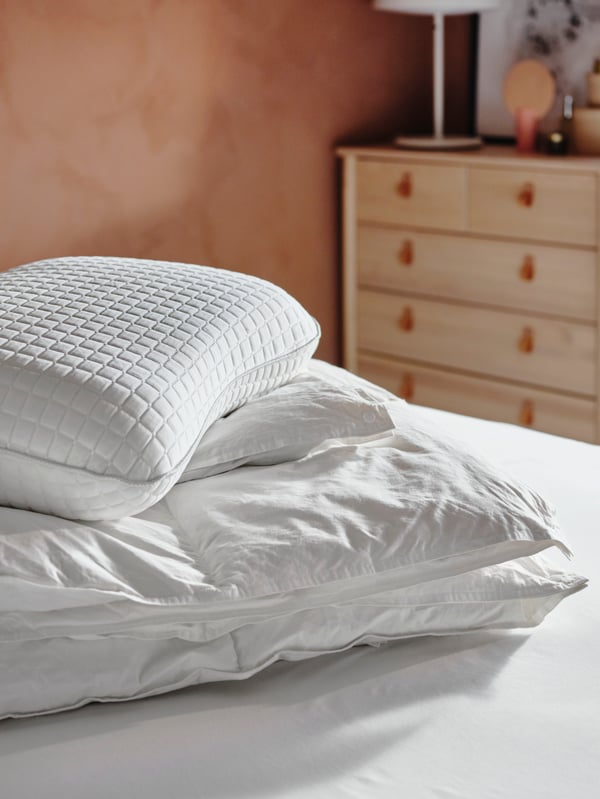 A KLUBBSPORRE ergonomic pillow, side/back sleeper in the bedroom
