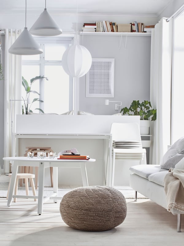 Wohnzimmer mit einem SÖDERHAMN Sofa, einem Couchtisch und Sitzkissen. Daneben ist eine deckenhohe Vorhangslösung zu sehen.