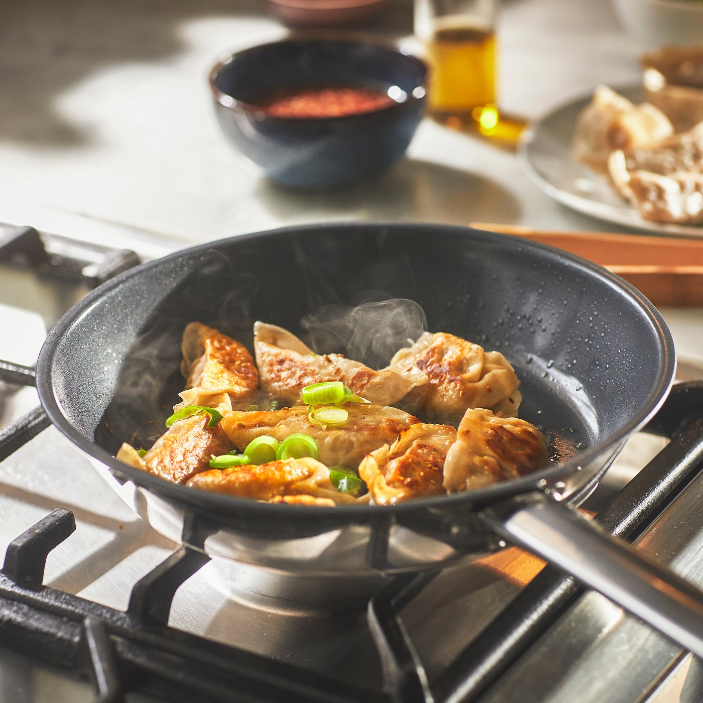 フライパンを見る