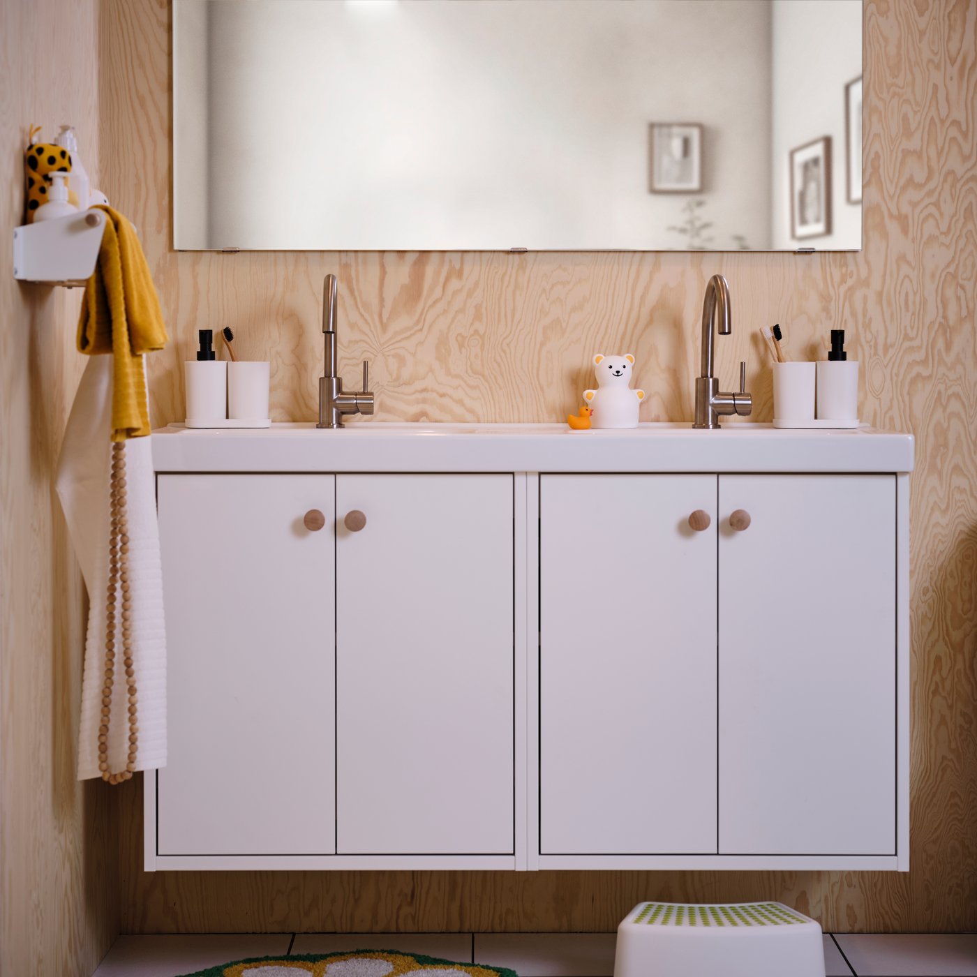 A white HAVBÄCK wash-stand with doors in the bathroom