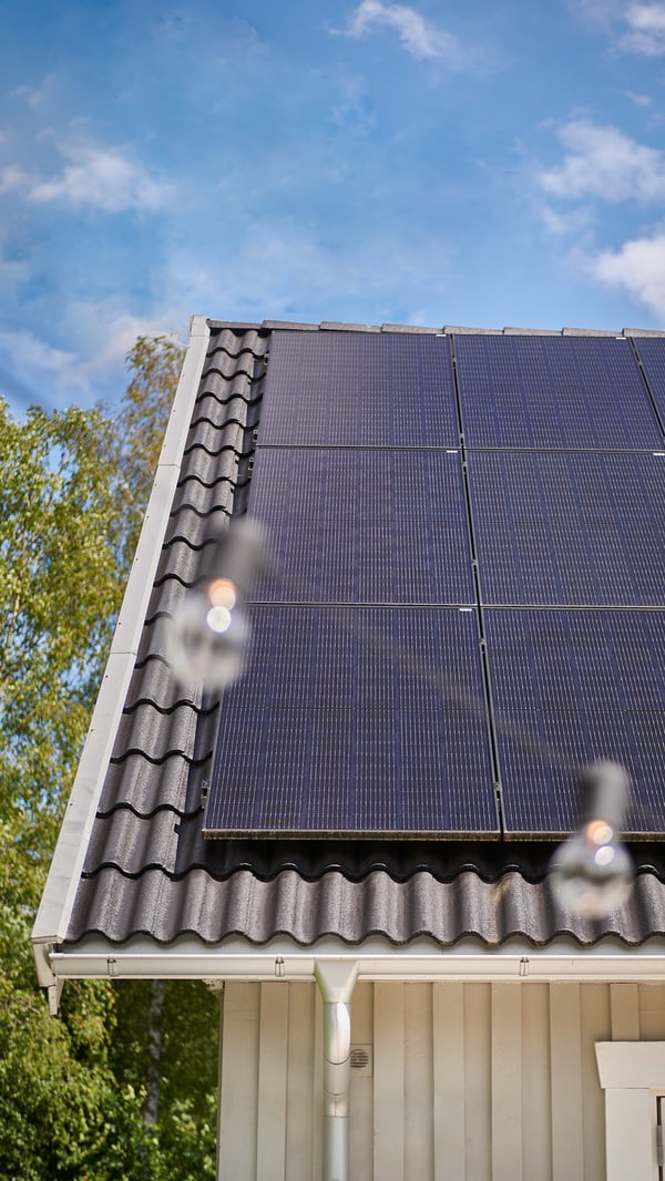 Paneles solares sobre un tejado.