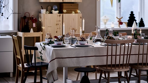 En VINTERFINT duk ligger på ett bord.