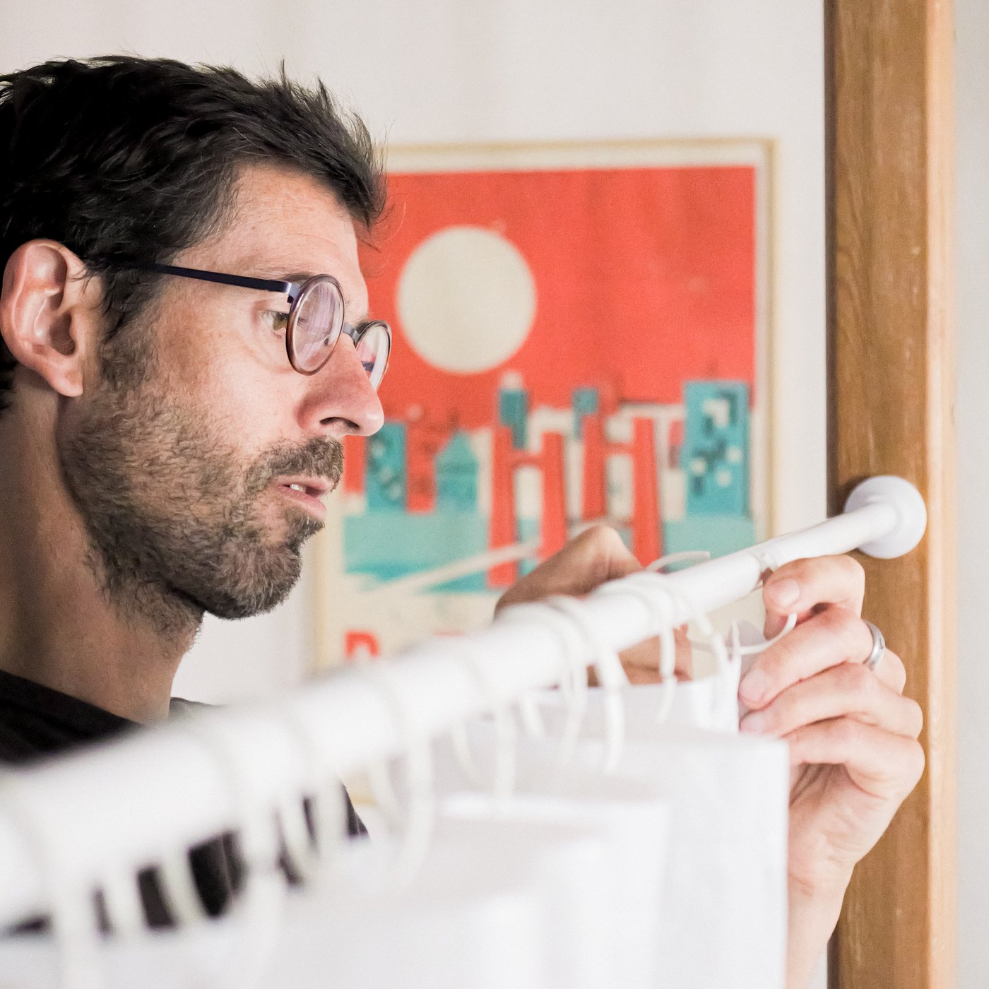 Ein weisser HASSJÖN-Duschvorhangring