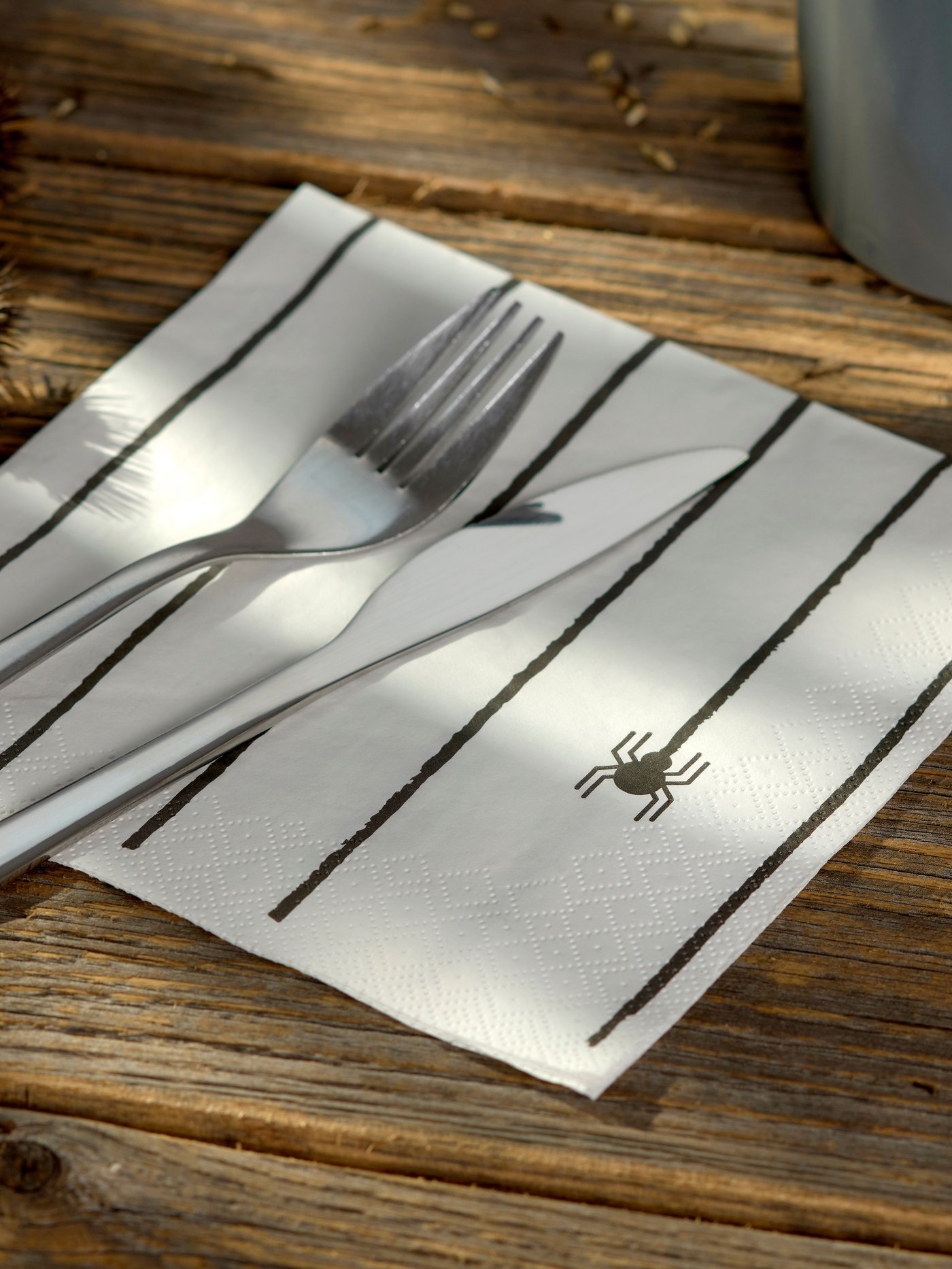 A white/spider black KUSTFYR paper napkin