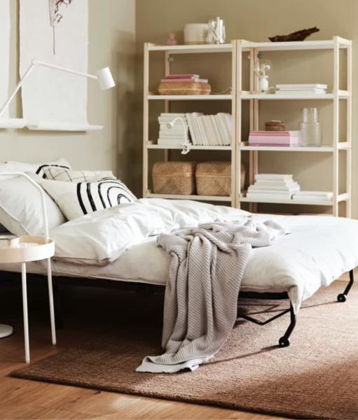 Canapé convertible blanc cassé.