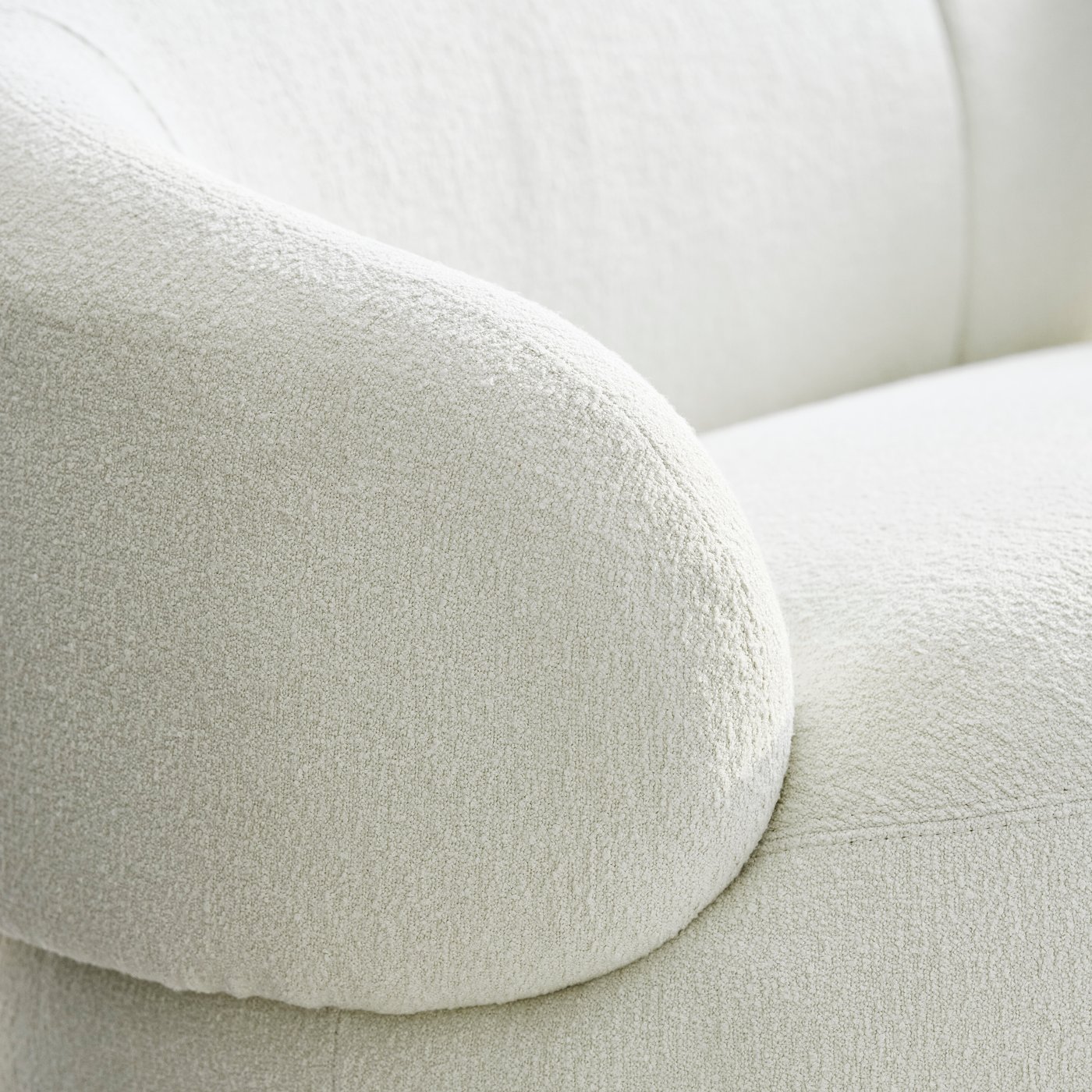 En närbild av LILLESÄTER armstöd som framhäver dess textur och bekväma form.