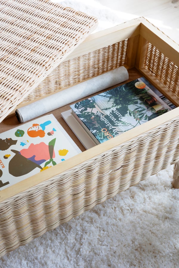 Krakken kan brukes til å sitte på, som sidebord eller kanskje nattbord. Under setet er det også plass til litt oppbevaring. 