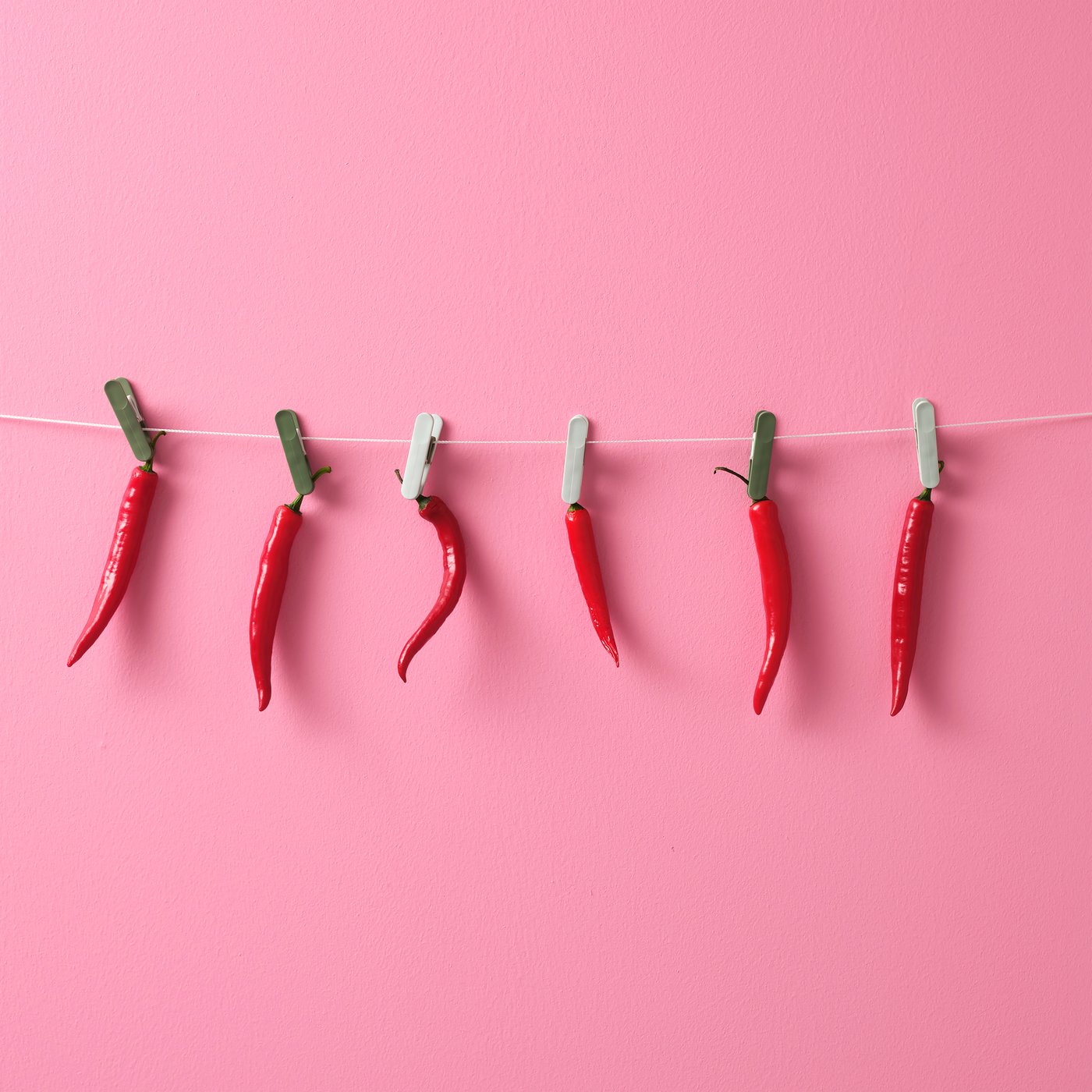 Eine grüne SLIBB Wäscheklammer.