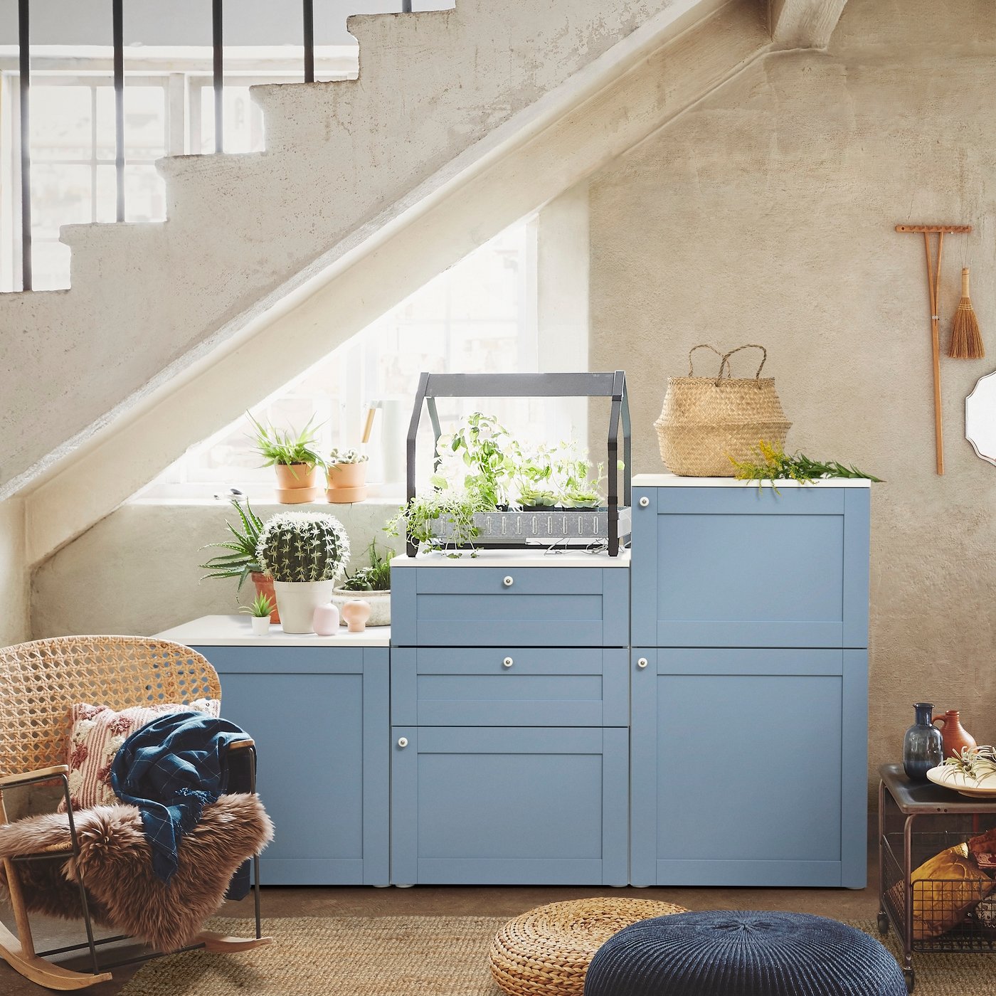 A white/Sannidal blue PLATSA cabinet with doors and drawers