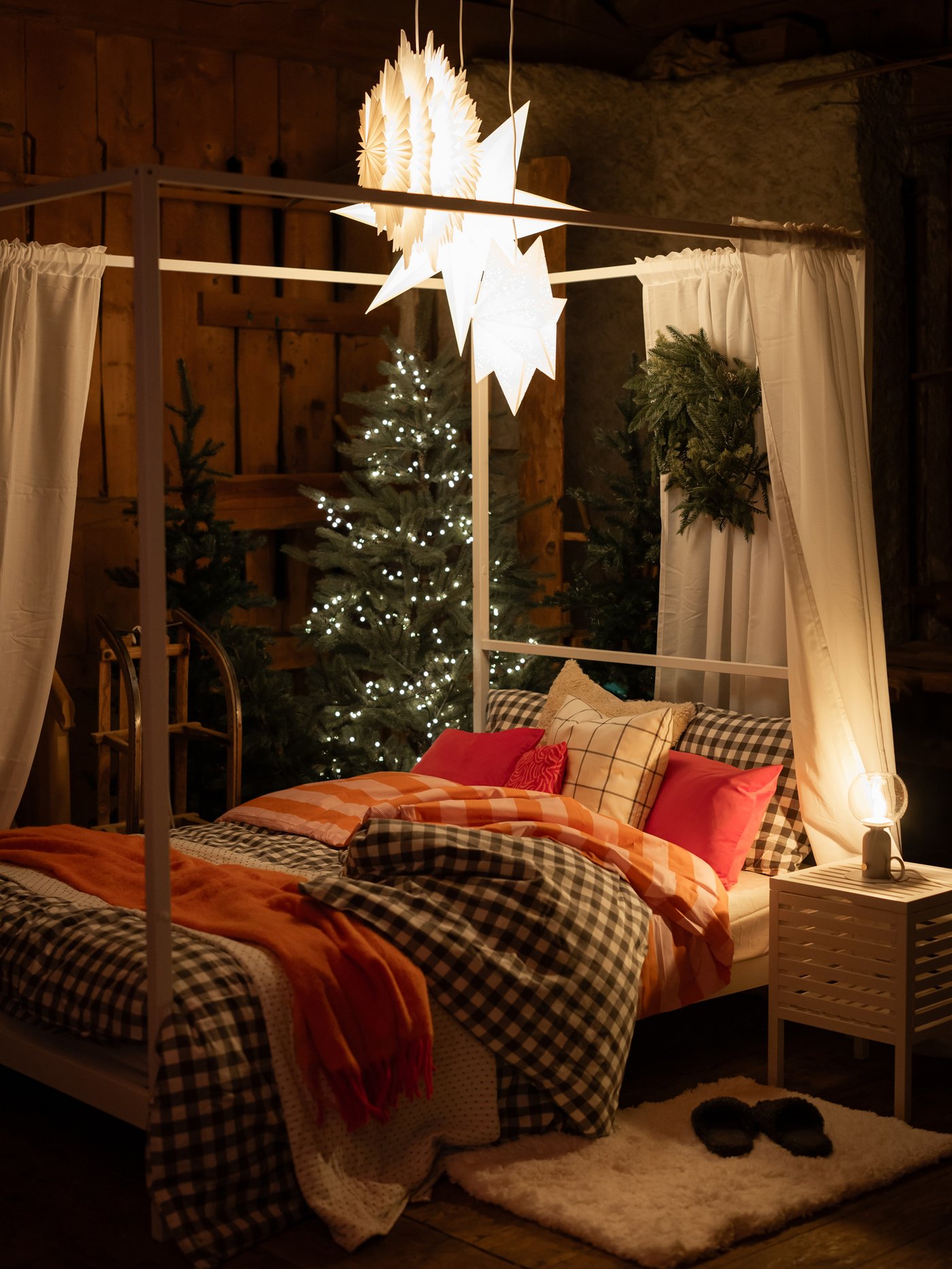 Un tabouret de rangement MUSKAN blanc