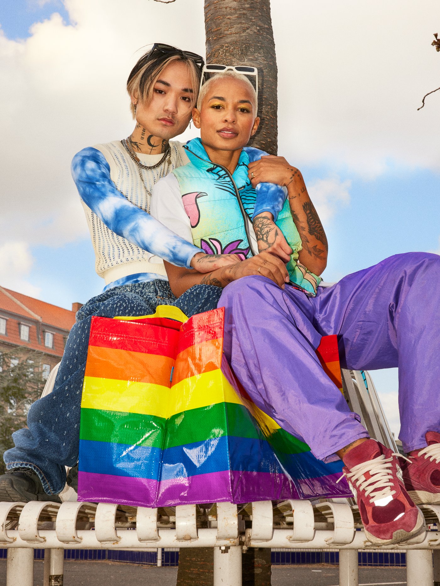 To kvinder holder om hinanden foran dem står en STORSTOMMA indkøbspose.