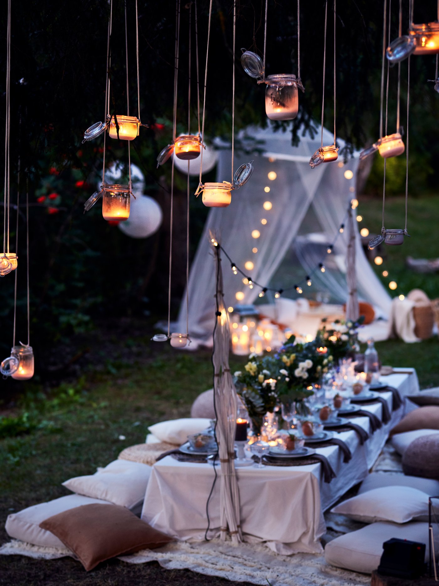 En trädgårdsfest i skymning.